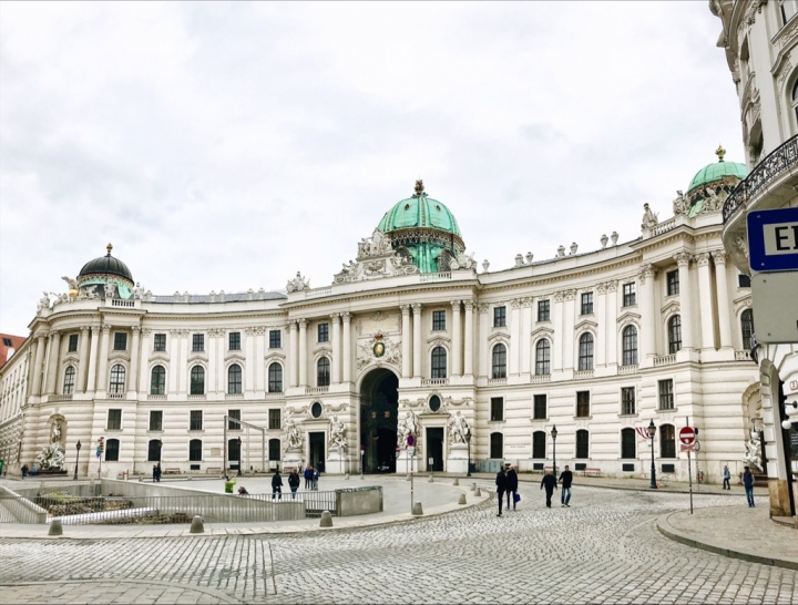 【Wien.走跳】維也納市區景點百水公寓、聖史蒂芬教堂、霍夫堡與卡爾教堂
