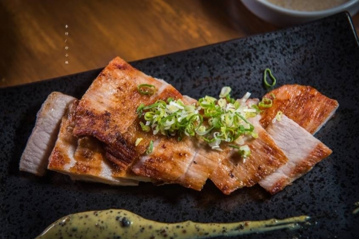 麥仔食。台北｜4AM柒日 酒食处｜炭火燒烤專門店~深夜食堂越夜越有吸引力｜松山區美食推薦 @麥仔の生活日記