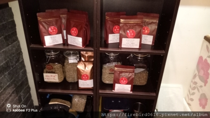 [桃園中壢-中原大學]咖啡控視角的『甯咖啡』--富有溫度的手沖咖啡簡餐店 （同步報導中原電競耳機店）