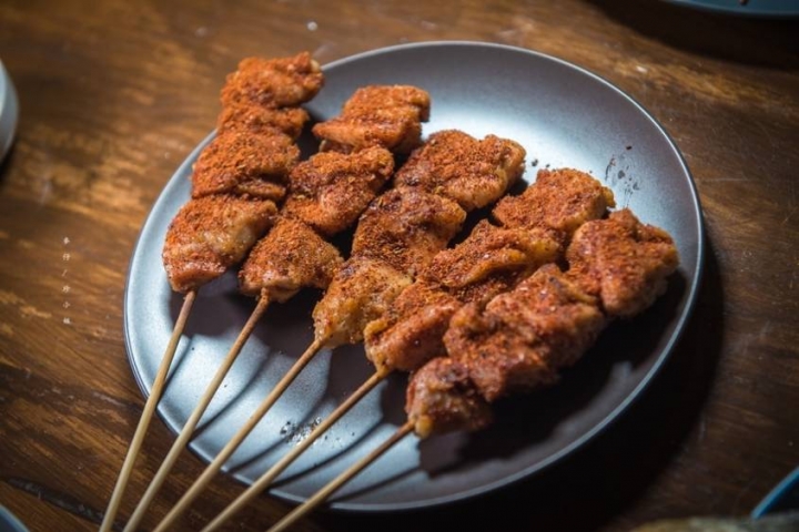 麥仔食。台北｜4AM柒日 酒食处｜炭火燒烤專門店~深夜食堂越夜越有吸引力｜松山區美食推薦 @麥仔の生活日記