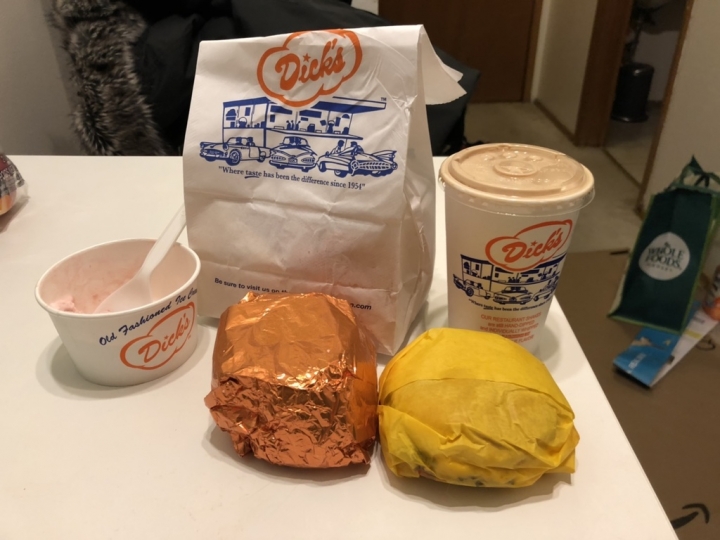 【美食。食記】美國 西雅圖 比爾蓋茲的6元漢堡 Dick's Drive-In 美式漢堡 起司漢堡 北美 美西 自由行 Bill Gates Seattle 推薦