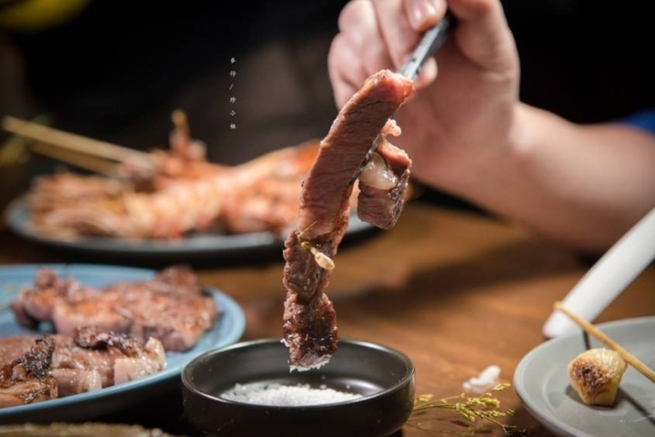 麥仔食。台北｜4AM柒日 酒食处｜炭火燒烤專門店~深夜食堂越夜越有吸引力｜松山區美食推薦 @麥仔の生活日記