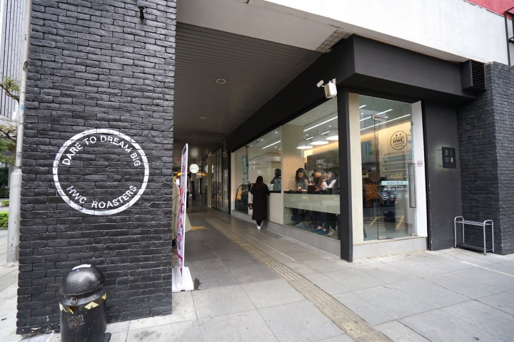 [食記] 信義區高CP值咖啡店推薦。HWC黑沃咖啡 香氣迷人、口感柔和滑順。甜蜜波利日--波利拉花拿鐵!超可愛~
