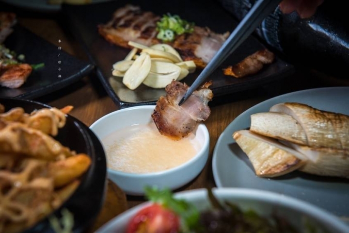 麥仔食。台北｜4AM柒日 酒食处｜炭火燒烤專門店~深夜食堂越夜越有吸引力｜松山區美食推薦 @麥仔の生活日記