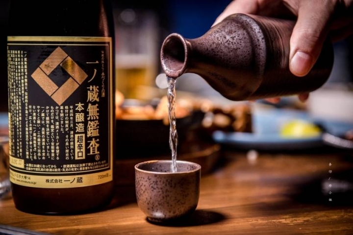 麥仔食。台北｜4AM柒日 酒食处｜炭火燒烤專門店~深夜食堂越夜越有吸引力｜松山區美食推薦 @麥仔の生活日記