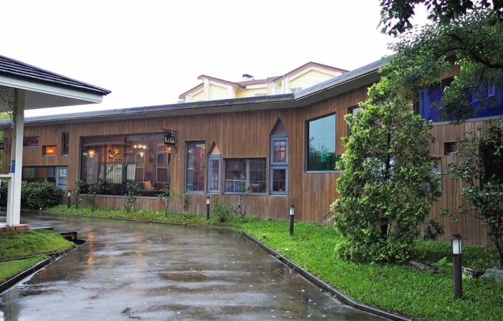 【宜蘭冬山鄉 | 餐廳】縈繞著異國氛圍的築夢木屋✈飛行碼頭 DUCK DOCK