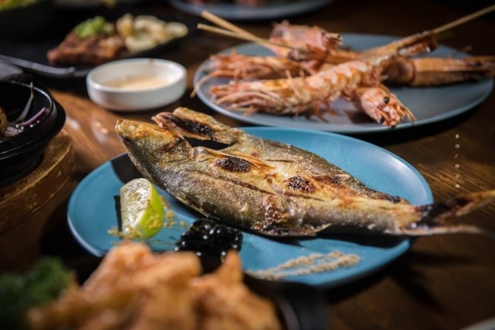 麥仔食。台北｜4AM柒日 酒食处｜炭火燒烤專門店~深夜食堂越夜越有吸引力｜松山區美食推薦 @麥仔の生活日記