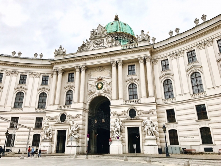 【Wien.走跳】維也納市區景點百水公寓、聖史蒂芬教堂、霍夫堡與卡爾教堂