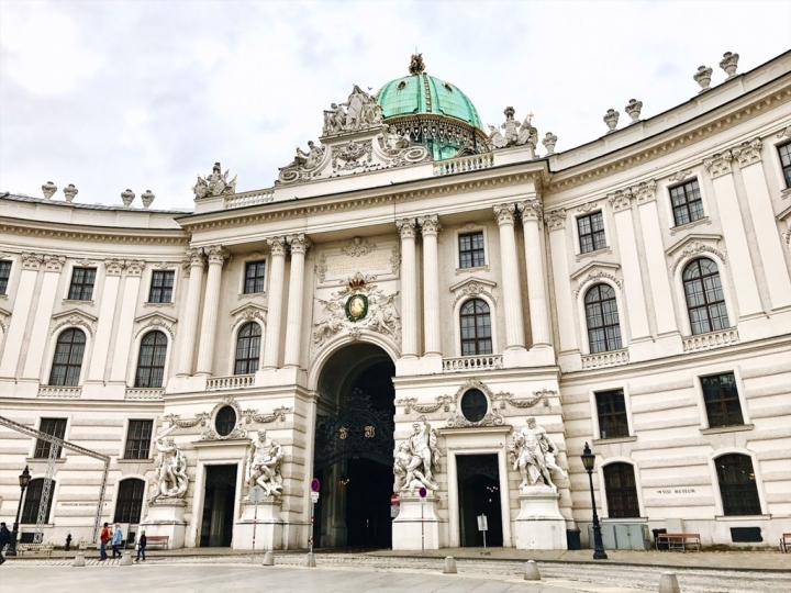 【Wien．走跳】維也納市區景點百水公寓、聖史蒂芬教堂、霍夫堡與卡爾教堂