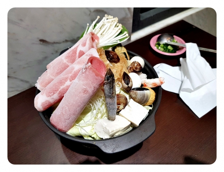苗栗縣頭份市建國路[食鼎香 親愛的鍋]百元價位平價火鍋~ 飲料/小美冰淇淋/魯肉飯無限取用 2019食記 ~ 韓式泡菜鍋不錯吃~泡菜多!