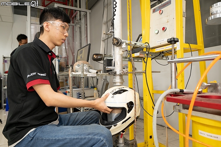 破解對國產帽的迷思！SOL HELMETS 安全帽撞擊測試實驗室、生產線參訪