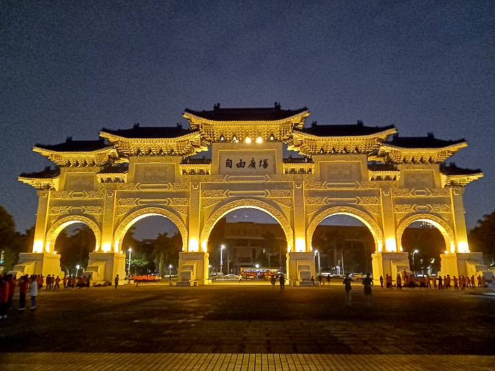 realme 3小試 平價機打電量不稀奇、看點在超級夜景！