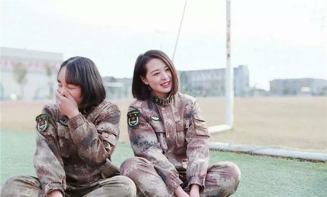 领略女兵与军装完美契合的英姿！