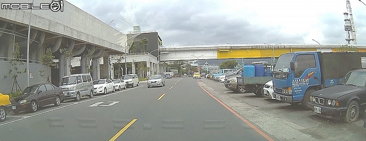 新店十四張站前的出口匝道，有對撞危險