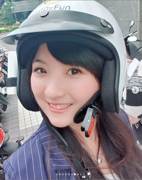 【正妹】人美真好~連安全帽也時尚起來了!