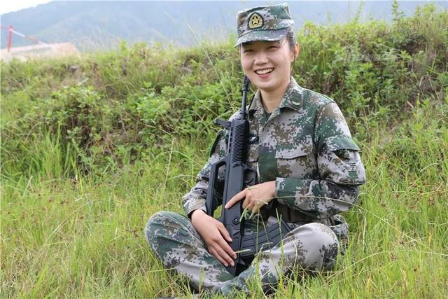 领略女兵与军装完美契合的英姿！
