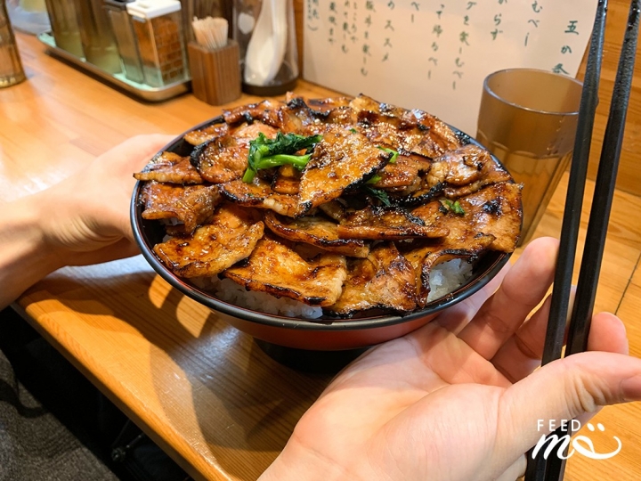 【你所不知道的日本在地美食｜神保町】6種大小等級，像玫瑰花綻放一樣的烤肉蓋飯。「豚大学 神保町校舍」
