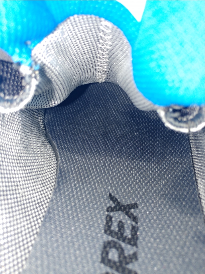 Costco 賣的 ADIDAS 男越野跑鞋 GORE-TEX 好爛不防水