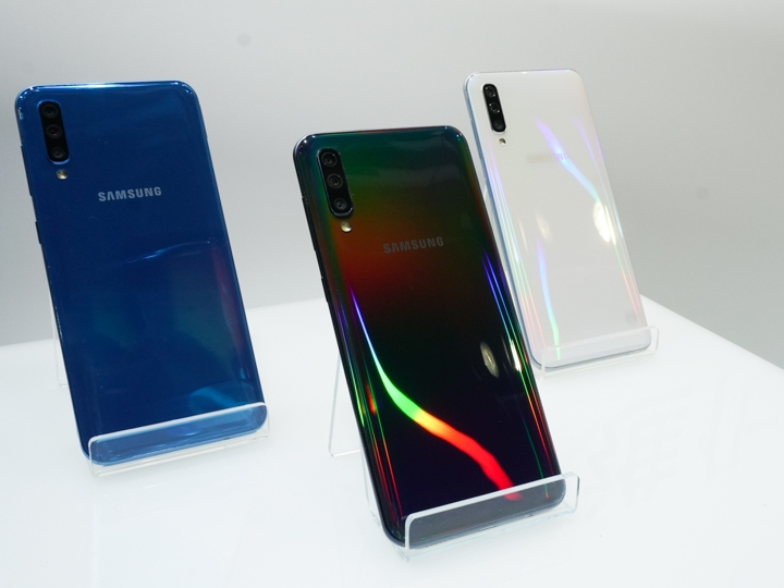 閃閃彩虹光的Galaxy A50上市 中階也有三鏡頭跟螢幕指紋辨識