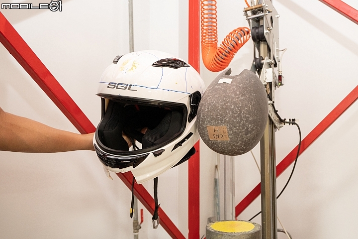 破解對國產帽的迷思！SOL HELMETS 安全帽撞擊測試實驗室、生產線參訪