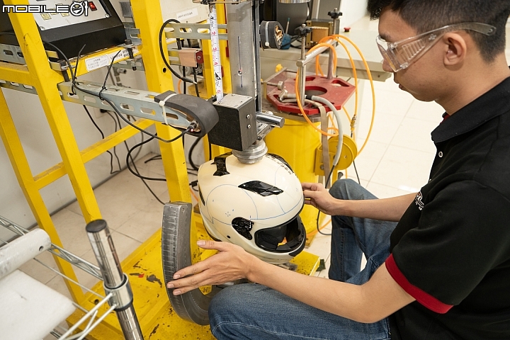 破解對國產帽的迷思！SOL HELMETS 安全帽撞擊測試實驗室、生產線參訪