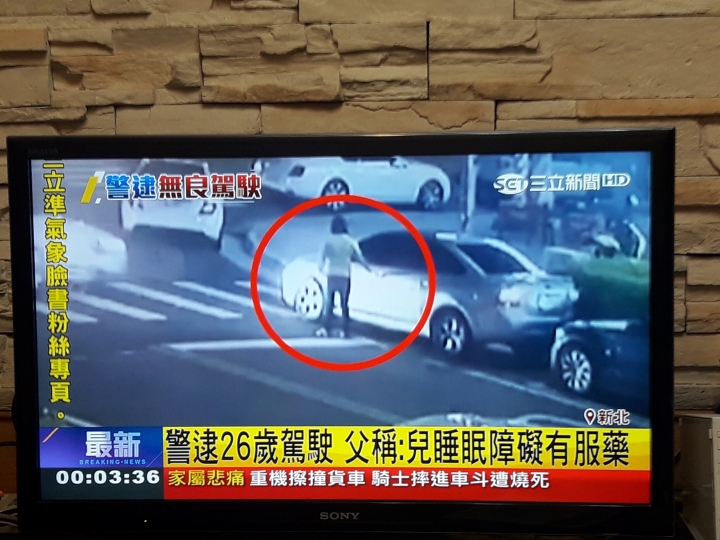 愛路口斑馬線違停，被逆向撞殘，愛違規一家親，去結拜啦。
