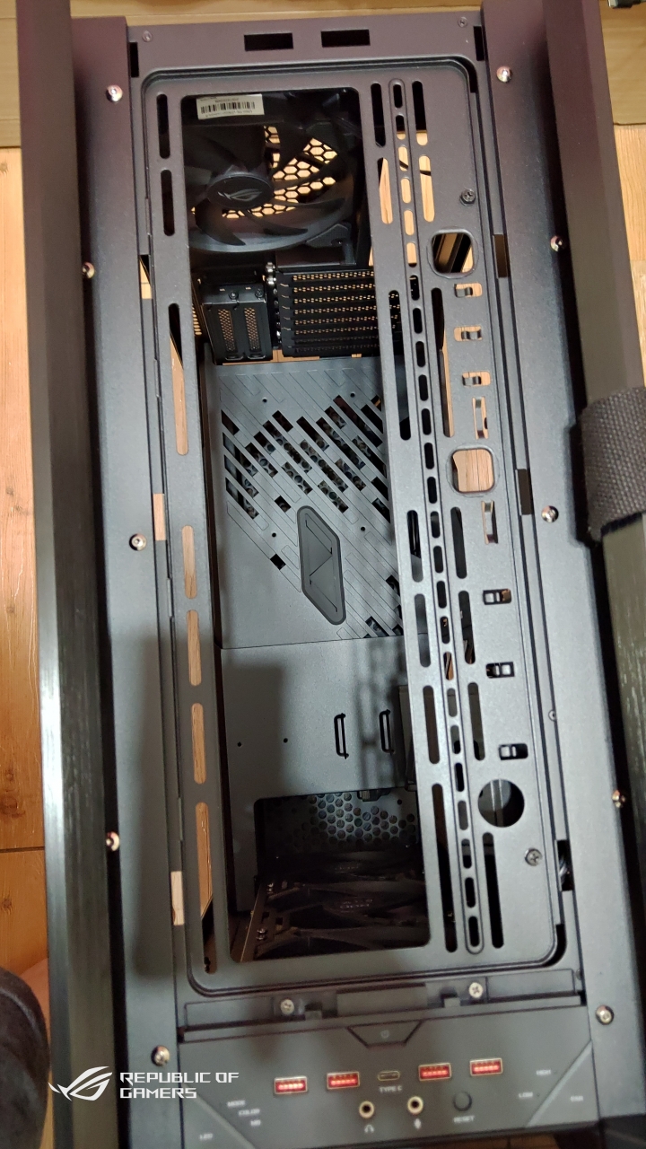 ROG STRIX HELIOS機殼 (簡單開箱)