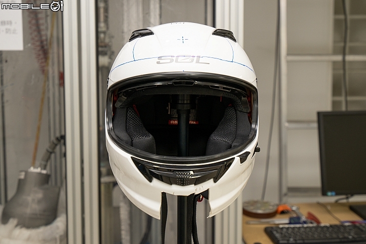 破解對國產帽的迷思！SOL HELMETS 安全帽撞擊測試實驗室、生產線參訪
