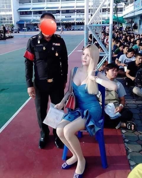 彷彿像在模特兒海選！泰國徵兵現場大批「女神」報到