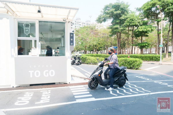 【台南咖啡】純白療癒貨櫃咖啡館| 機車得來速專用道｜自家烘焙咖啡豆~~ARA Coffee Co