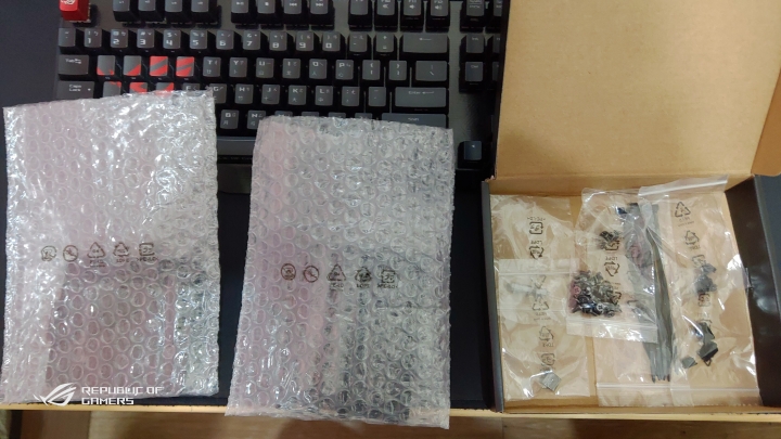 ROG STRIX HELIOS機殼 (簡單開箱)