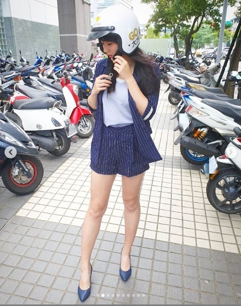 【正妹】人美真好~連安全帽也時尚起來了!