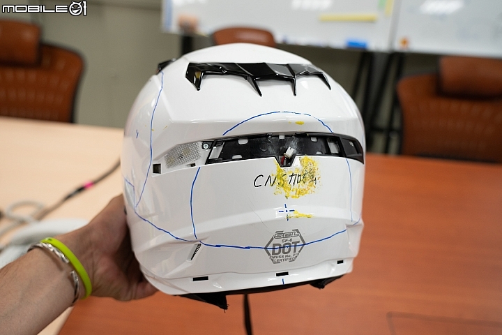 破解對國產帽的迷思！SOL HELMETS 安全帽撞擊測試實驗室、生產線參訪