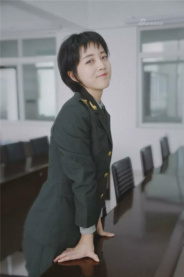 领略女兵与军装完美契合的英姿！