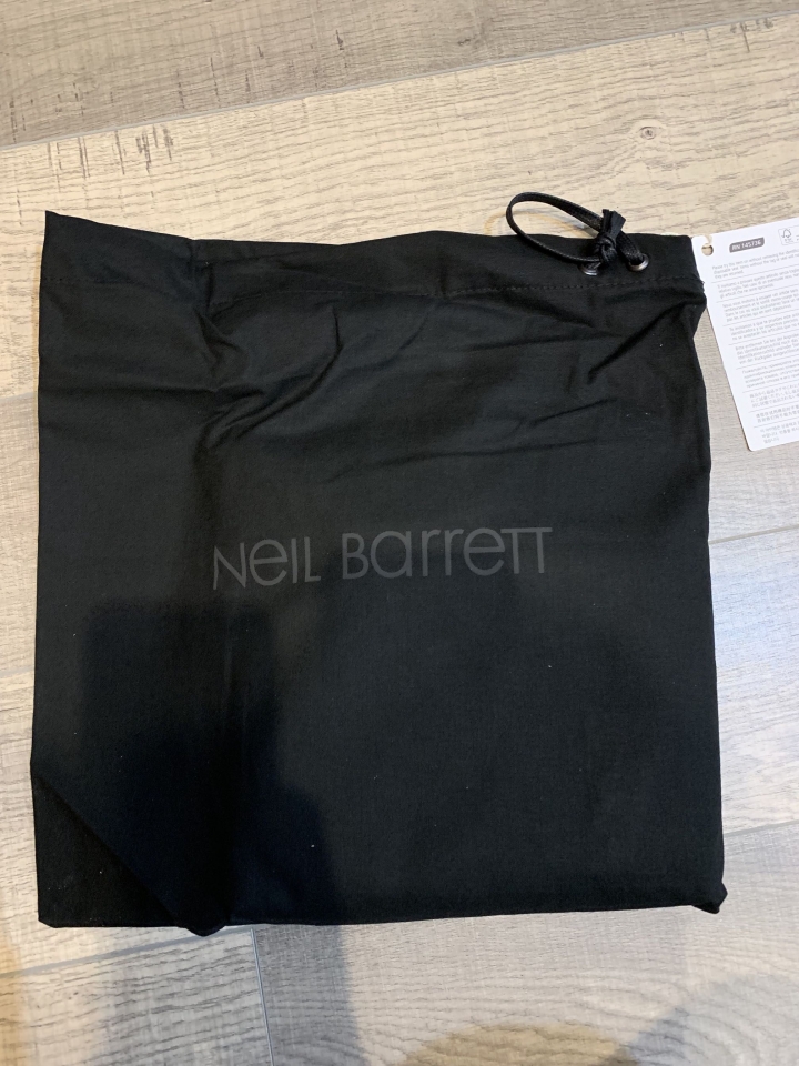 「F&F 開箱 第五彈」Neil Barrett 小容量側背包