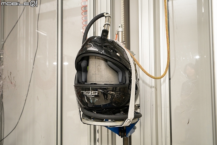破解對國產帽的迷思！SOL HELMETS 安全帽撞擊測試實驗室、生產線參訪