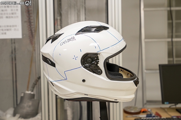 破解對國產帽的迷思！SOL HELMETS 安全帽撞擊測試實驗室、生產線參訪