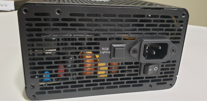[開箱] 台式燈光美學 Thermaltake Toughpower GX1 RGB 600W 金牌電源供應器 By 沁凱