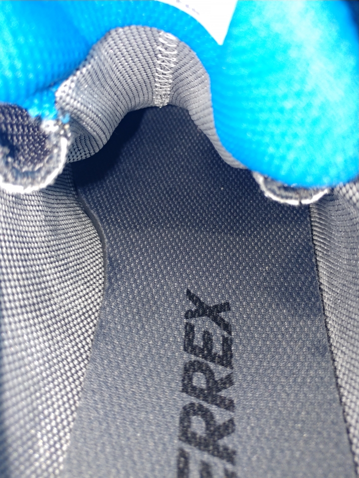 Costco 賣的 ADIDAS 男越野跑鞋 GORE-TEX 好爛不防水