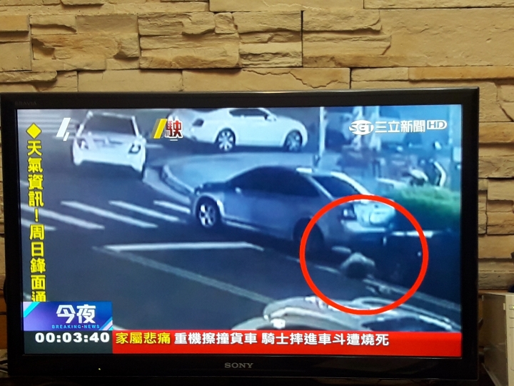 愛路口斑馬線違停，被逆向撞殘，愛違規一家親，去結拜啦。