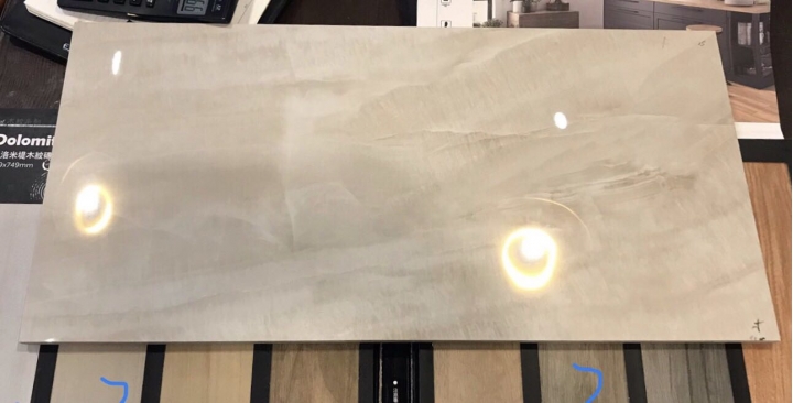請問大家這2片磁磚是一樣的嗎？
