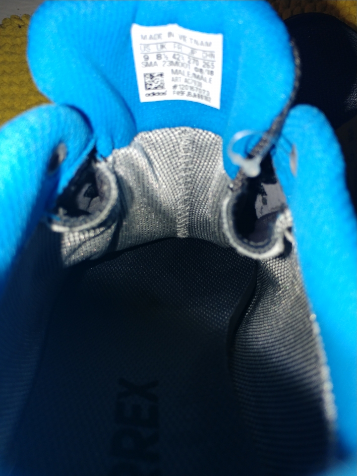 Costco 賣的 ADIDAS 男越野跑鞋 GORE-TEX 好爛不防水