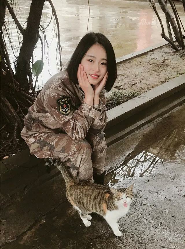 领略女兵与军装完美契合的英姿！