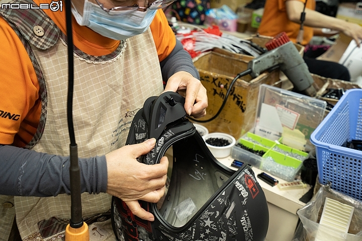 破解對國產帽的迷思！SOL HELMETS 安全帽撞擊測試實驗室、生產線參訪