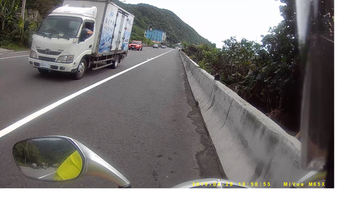 請問非雙黃線跨越對向車道及單手開車能檢舉成功嗎?