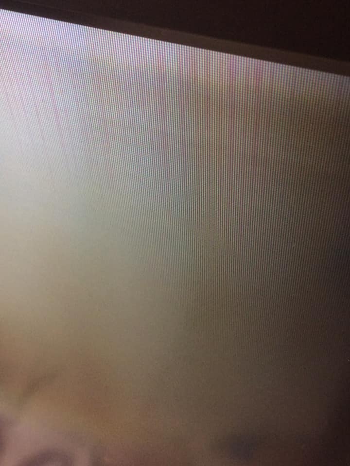 約十年前的電視，螢幕上出現白白霧霧的東西
