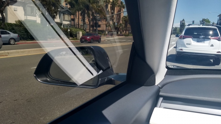 《Model 3》白內裝反光程度