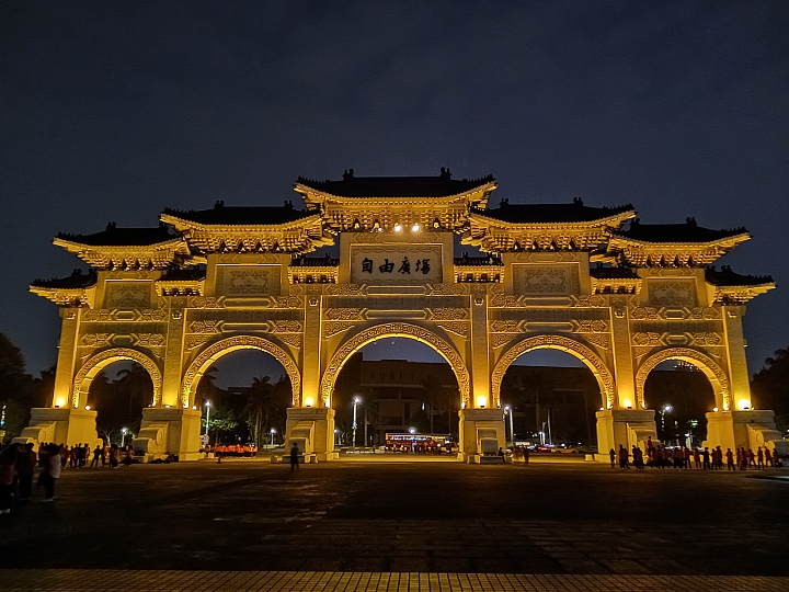 realme 3小試 平價機打電量不稀奇、看點在超級夜景！