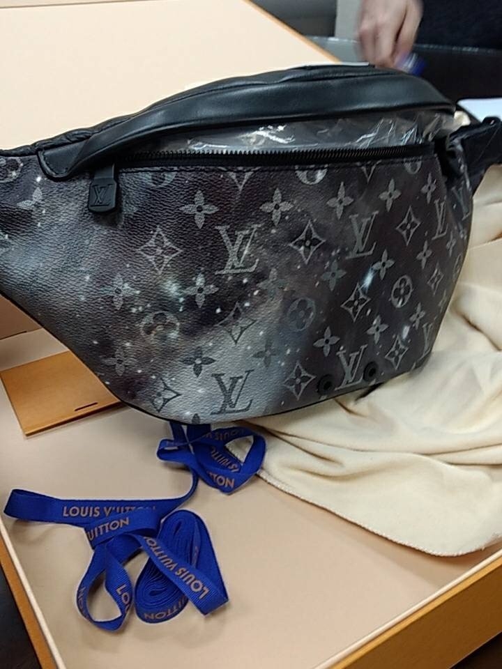 LV星空腰包真假