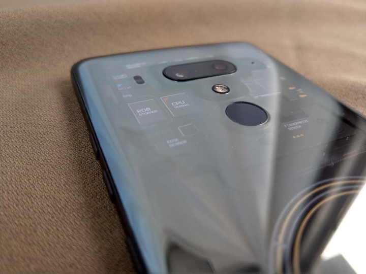 買了, HTC EXDOUS 1 科技質感  [開箱]